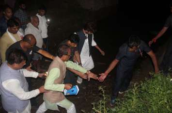 Farmer, disaster, government's, negligence, bhind news, bhind news in टॉर्च की रोशनी में देखे बाढ़ के हालात