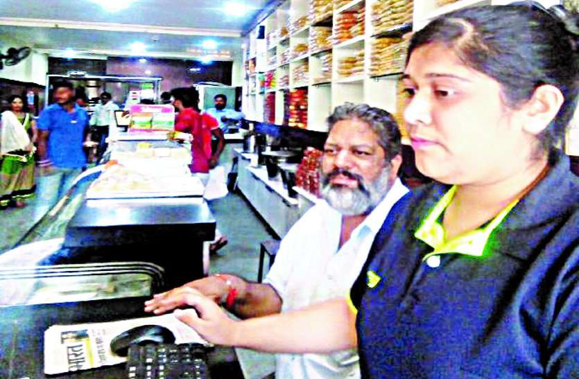 Bitia At Work Bitia At Work : माता-पिता के वर्क प्लेस पर पहुंची बेटियों में झलका आत्मविश्वास