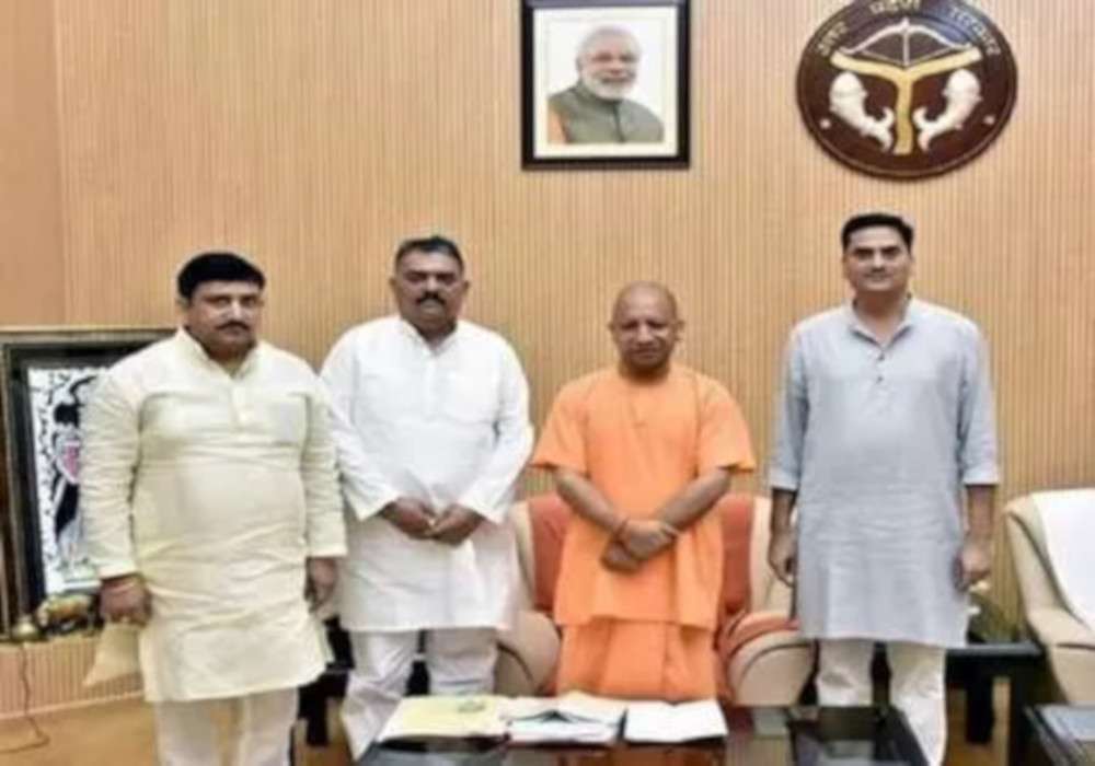 अखिलेश यादव को लग सकता है बड़ा झटका, सीएम योगी से मिले सपा के तीन एमएलसी
