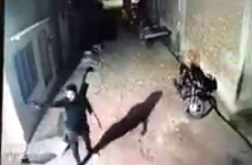 The crooks ran away from firing at home सूबे की राजधानी में हर दूसरे दिन चल रही हैं गोलियां-एक के और गोली मारी गई