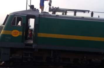 Engine reached station for the first time, sudden fire पहली बार स्टेशन पहुंचा इंजन,अचानक लगी आग, देंखे वीडियो