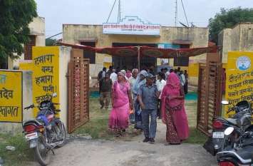 beawar ग्रामीणों को आया गुस्सा तो ग्राम सेवक को शिविर से किया रवाना