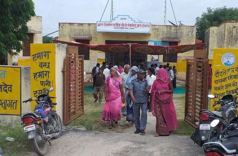 ग्रामीणों को आया गुस्सा तो ग्राम सेवक को शिविर से किया रवाना ग्रामीणों को आया गुस्सा तो ग्राम सेवक को शिविर से किया रवाना