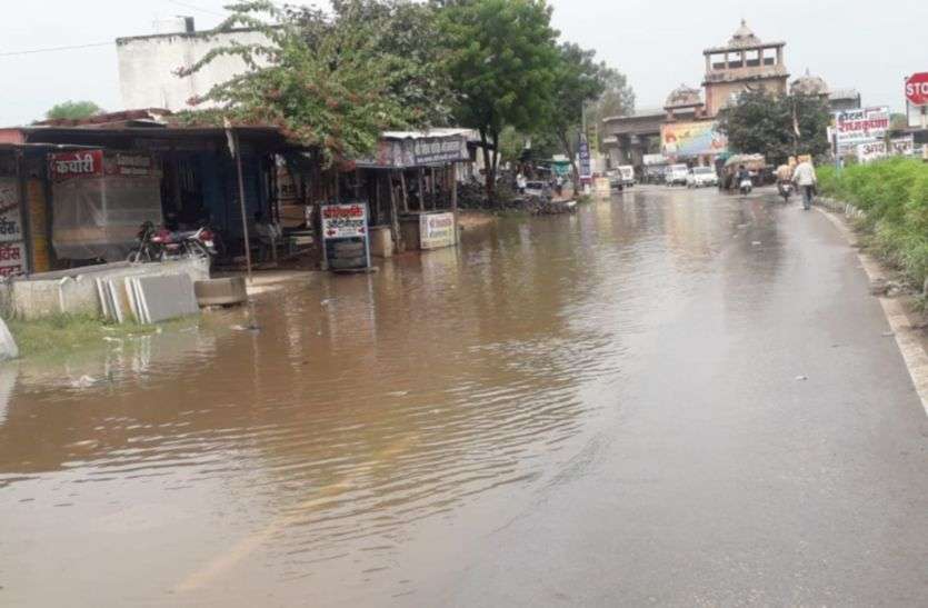 chittorgarh रास्तों में भर गया पानी, लोगों के लिए बन गया परेशानी