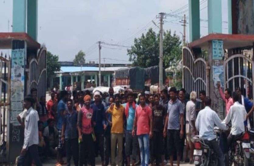chittorgarh चेक से नहीं लेंगे भुगतान, कहां हमालों ने किया काम का बहिष्कार