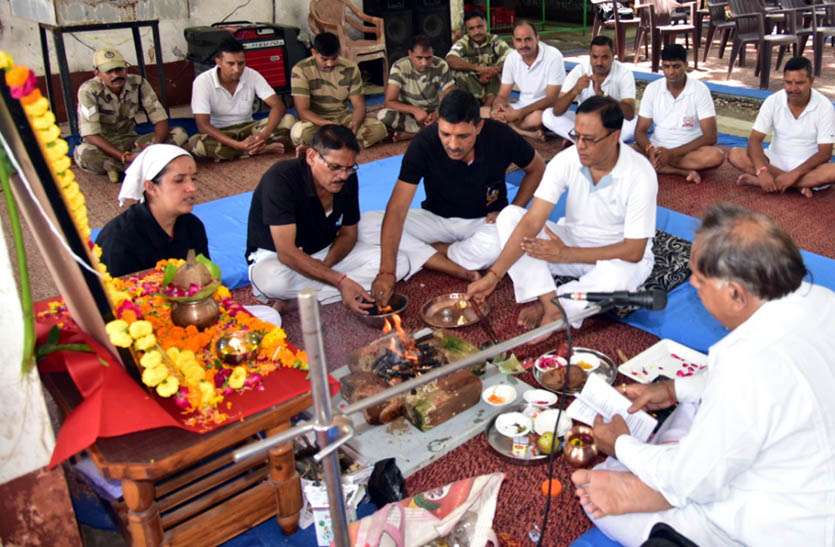 सीआइएसएफ में भगवान विश्वकर्मा की पूजा कर हवन कुण्ड में दी आहुंतिया सीआइएसएफ में भगवान विश्वकर्मा की पूजा कर हवन कुण्ड में दी आहुंतिया