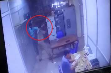 Bank cashier and Guard clash in bank campus video Viral बैंक में कैशियर और गॉर्ड के बीच जमकर मारपीट, वीडियो तेजी से हो रहा वायरल