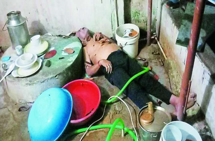 पत्नी के स्वर्गवास के बाद अकेला रहता था वृद्ध, हुआ कुछ ऐसा, पड़ोसियों ने झांका तो घर पर पड़ा था शव, फिर पत्नी के स्वर्गवास के बाद अकेला रहता था वृद्ध, हुआ कुछ ऐसा, पड़ोसियों ने झांका तो घर पर पड़ा था शव, फिर