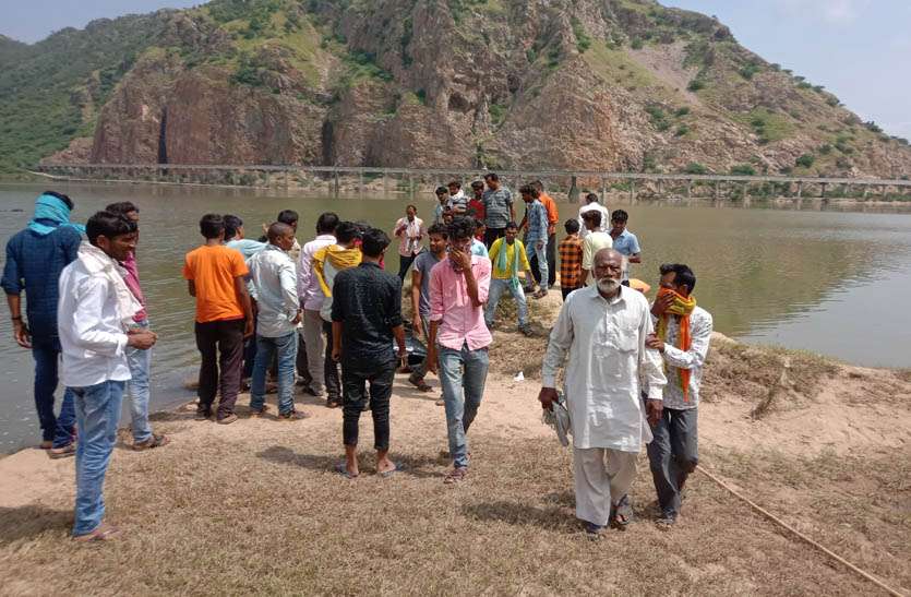 36 घंटे बाद बनास में बहे दो में से एक युवक का मिला शव, एक की तलाश जारी 36 घंटे बाद बनास में बहे दो में से एक युवक का मिला शव, एक की तलाश जारी