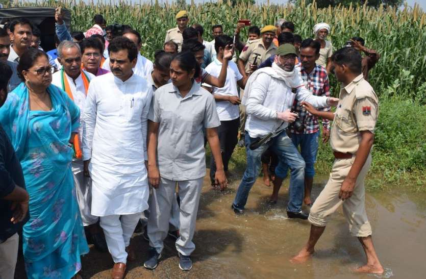 पूर्व सीएम राजे ने देखे बाढ़ के हालात, प्रशासनिक मदद पर उठाए सवाल पूर्व सीएम राजे ने देखे बाढ़ के हालात, प्रशासनिक मदद पर उठाए सवाल