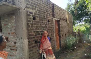 Old lady wandering for two years could not become Prime Minister's res दो साल से भटक रही वृद्ध महिला नहीं बन सका प्रधानमंत्री आवास