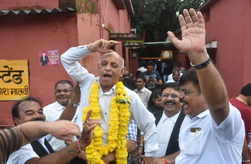 Election: मुख्यमंत्री के गृह जिले में न्यायालय परिसर में हुई आतिशबाजी, झूम के नाचे अधिवक्ता Election: मुख्यमंत्री के गृह जिले में न्यायालय परिसर में हुई आतिशबाजी, झूम के नाचे अधिवक्ता