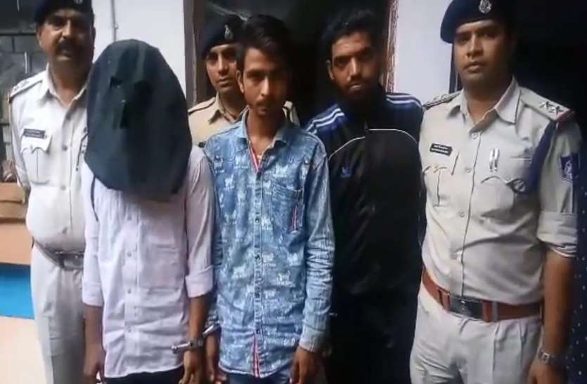 VIDEO : चाकू अड़ाकर छिना मोबाइल, एसी कोच का अटेंडर कर रहा था इस्तेमाल VIDEO : चाकू अड़ाकर छिना मोबाइल, एसी कोच का अटेंडर कर रहा था इस्तेमाल