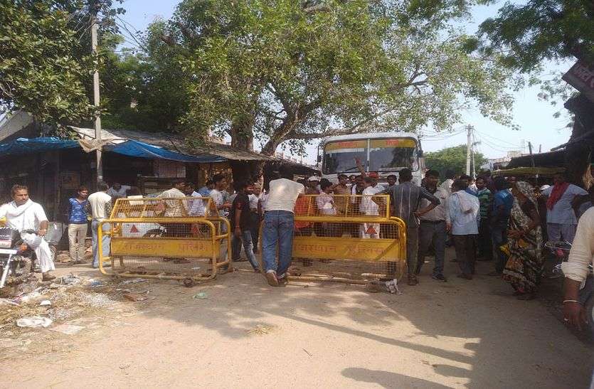 पेयजल के लिए लगाया जाम, किया प्रदर्शन पेयजल के लिए लगाया जाम, किया प्रदर्शन