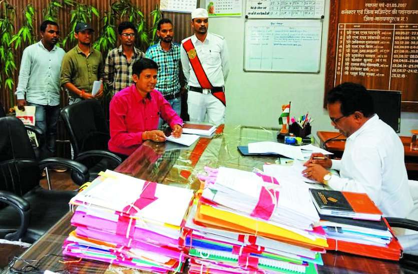 यहां फेल पटवारी कर रहे सरकारी नौकरी, वहीं उत्तीर्ण पटवारी लगा रहे अपनी पदस्थापना के लिए गुहार, जानिए मामला यहां फेल पटवारी कर रहे सरकारी नौकरी, वहीं उत्तीर्ण पटवारी लगा रहे अपनी पदस्थापना के लिए गुहार, जानिए मामला