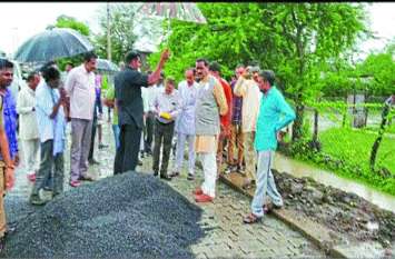 Minister Harsh Yadav officer road construction mess इस मंत्री ने अधिकारियों को दिखाई सड़क निर्माण की गड़बड़ी, मरम्मत के आदेश
