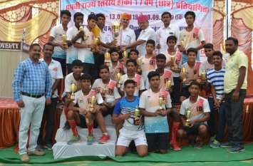 state level school hockey event अलवर ने जीता खिताब, विजेताओं को मिले पुरस्कार