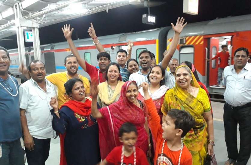 दुर्ग से लौटा जत्था, रेलवे स्टेशन पर किया स्वागत दुर्ग से लौटा जत्था, रेलवे स्टेशन पर किया स्वागत