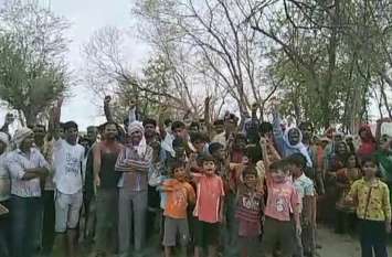 Villagers protest again tahsildar तहसीलदार द्वारा जारी दुकानें हटाने के नोटिस पर ग्रामीण व्यापारी लामबंद हुए