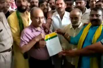 JanSatta dal democratic activists raised this demand by raising slogans against Pratapgad administration in the Collectorate जनसत्ता दल (लोकतांत्रिक) के कार्यकर्ताओं ने कलेक्ट्रेट परिसर में प्रतापगढ़ प्रशासन के खिलाफ नारे लगाकर की यह मांग
