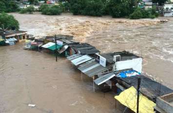 water entered in houses due to heavy rain बारिश से जलमग्न हुए कई घर, परेशान होकर लोगों ने किया ये काम