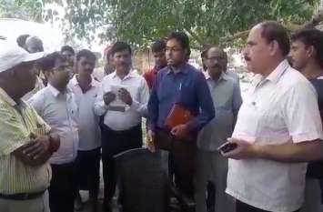 dm ask flood effective peoples number lekhpal not reply डीएम ने पूछा तो बाढ़ प्रभावित लोगों का आंकड़ा नहीं बता पाये लेखपाल, लगी फटकार