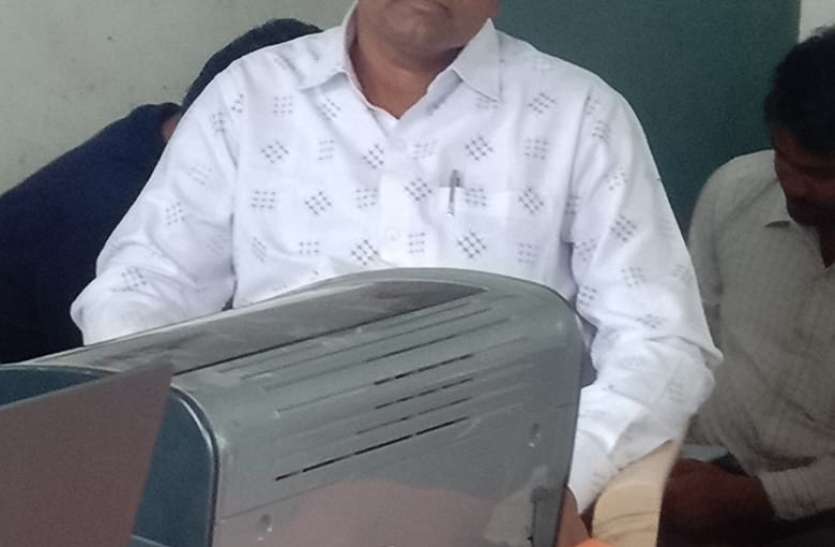 Lokayukta team caught Patwari taking bribe of 500 rupees in khandwa प्लाट नामांतरण कराने के नाम पर 500 रुपए की रिश्वत लेते पटवारी धराया