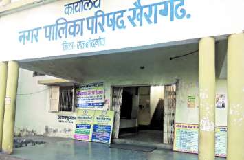 Crowd in APL card making municipality office एपीएल कार्ड बनाने पालिका कार्यालय में उमड़ी भीड़