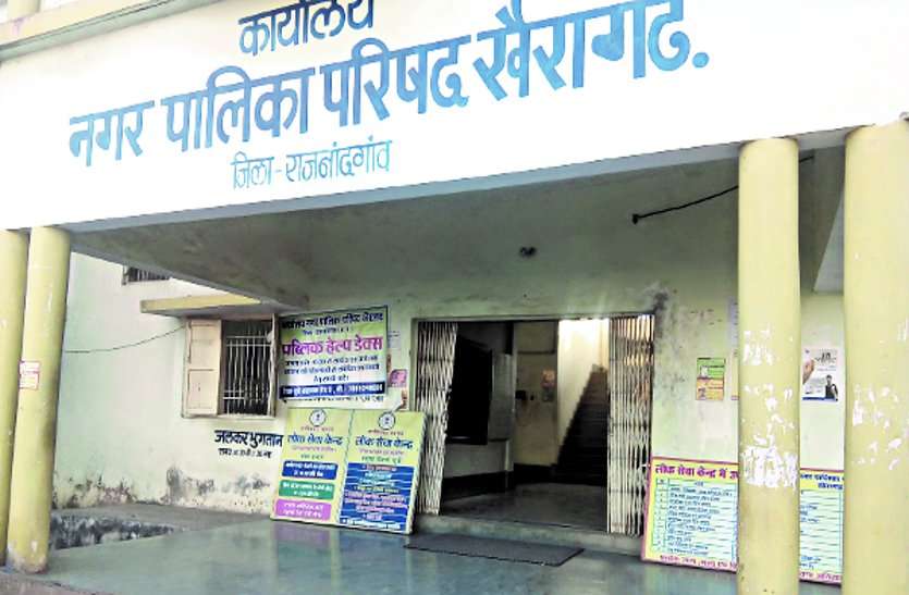Crowd in APL card making municipality office एपीएल कार्ड बनाने पालिका कार्यालय में उमड़ी भीड़