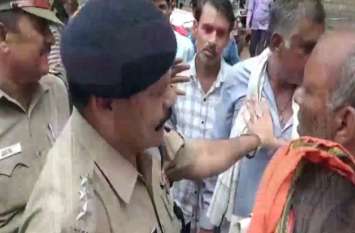 police misbehaved with farmers outside office भारी बारिश से बर्बाद हुई फसल, मंत्री के सामने आपनी समस्या रखने आए किसानों से पुलिस ने की बदसलूकी
