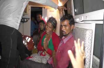 Shepherds rescued by rescuing नदी में पानी बढ़ने से फंसे महिला सहित चार चरवाहों को रेस्क्यू कर बचाया गया, देखें वीडियो