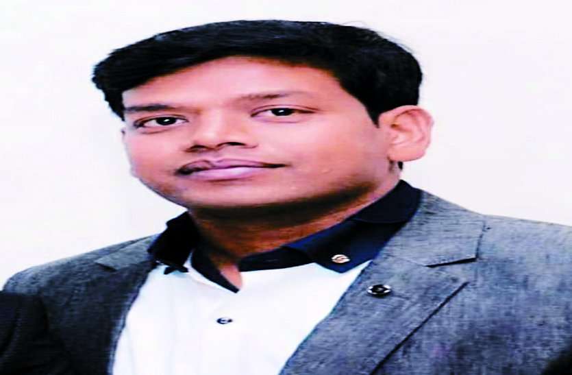 youth commit suicide on home in gwalior मकान में हिस्सा दो या 50 लाख का इंतजाम करो वरना नहीं जीने देगा और चली गई जान