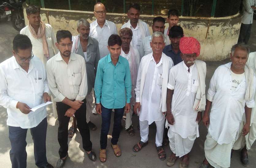 एक महीने से जलापूर्ति ठप, बनास नदी किनारे गड्ढे खोदकर पी रहे है पानी, ग्रामीणों ने जिला कलक्टर को ज्ञापन सौंपा एक महीने से जलापूर्ति ठप, बनास नदी किनारे गड्ढे खोदकर पी रहे है पानी, ग्रामीणों ने जिला कलक्टर को ज्ञापन सौंपा