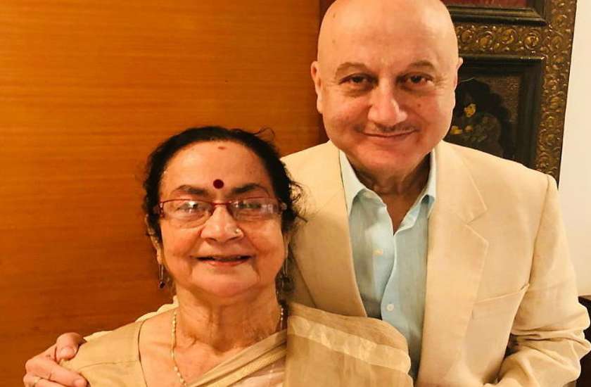 प्रधानमंत्री मोदी ने लिया 64 साल के अनुपम खेर की मां का आशीर्वाद, एक्टर ने मां दुलारी का वीडियो किया जारी