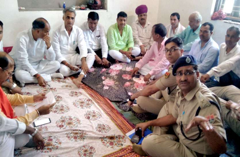 30 दिन में पुलिस खोलेगी कांस्टेबल मुकेश जाट की हत्या का राज, बंद कमरे में हुई वार्ता में बनी सहमति के बाद अनशन हुआ समाप्त 30 दिन में पुलिस खोलेगी कांस्टेबल मुकेश जाट की हत्या का राज, बंद कमरे में हुई वार्ता में बनी सहमति के बाद अनशन हुआ समाप्त