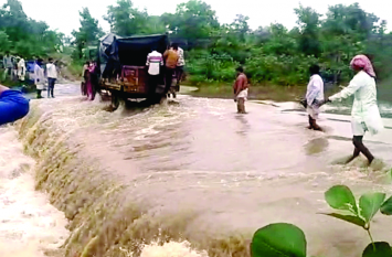 Embarrassing : Woman had to be taken to hospital in tractor-trolley शर्मनाक : प्रसव के लिए महिला को ट्रैक्टर-ट्राली ले जाना पड़ा अस्पताल