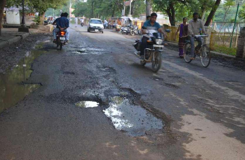 यहां गड्ढे भरते नजर आते हैं आइटी-बीटी कंपनियों के कर्मचारी यहां गड्ढे भरते नजर आते हैं आइटी-बीटी कंपनियों के कर्मचारी