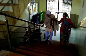 No ramp nor lift, steps are being given to serious patients न रैंप न लिफ्ट, गंभीर मरीजों को चढऩी पड़ रहीं सीढिंया