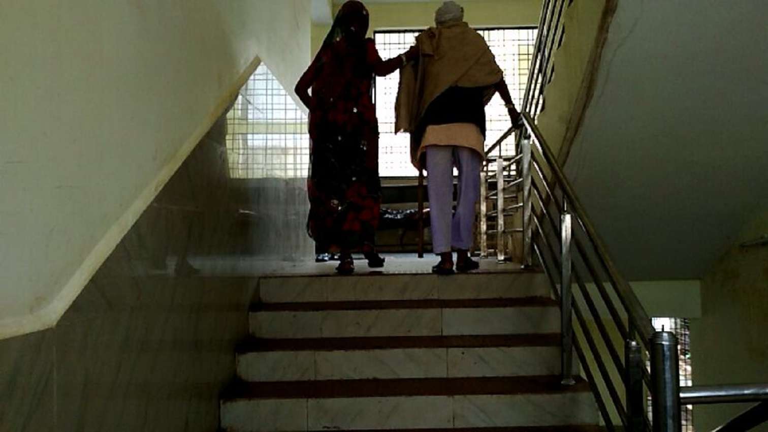 न रैंप न लिफ्ट, गंभीर मरीजों को चढऩी पड़ रहीं सीढिंया