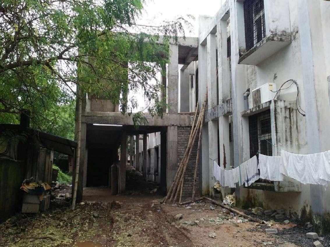 न रैंप न लिफ्ट, गंभीर मरीजों को चढऩी पड़ रहीं सीढिंया