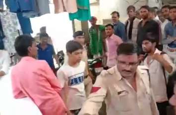 Female thief gang came to town Watch video 4 महिलाओं ने दुकानदार को बातों में फंसाया और फिर झोले में भरे कपड़े, देखें वीडियो