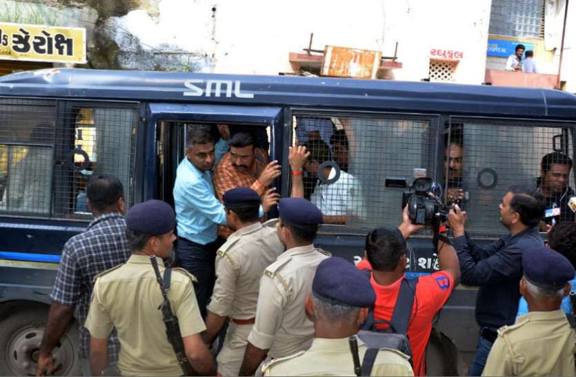 Rajkot news : ट्रैफिक के नए नियमों के खिलाफ कांग्रेस का प्रदर्शन Rajkot news : ट्रैफिक के नए नियमों के खिलाफ कांग्रेस का प्रदर्शन