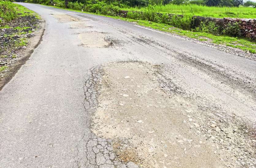 प्रधानमंत्री ग्राम सडक़ योजना की बारिश ने खोली पोल, आठ माह में बनी सडक़ आठ माह भी नहीं चली प्रधानमंत्री ग्राम सडक़ योजना की बारिश ने खोली पोल, आठ माह में बनी सडक़ आठ माह भी नहीं चली