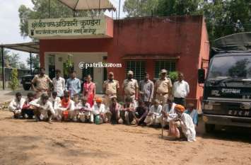 14 people entered in middle forest, presented in Khandar court VIDEO: जंगल के बीच आ घुसे 14 लोगो को खण्डार न्यायालय में किया पेश