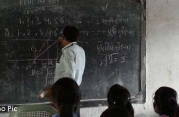 At school time, the BLO was seen traveling in the village with work, t स्कूल समय पर बीएलओ काम से गांव में भ्रमण करते दिखे मासाब तो होंगे अवैतनिक