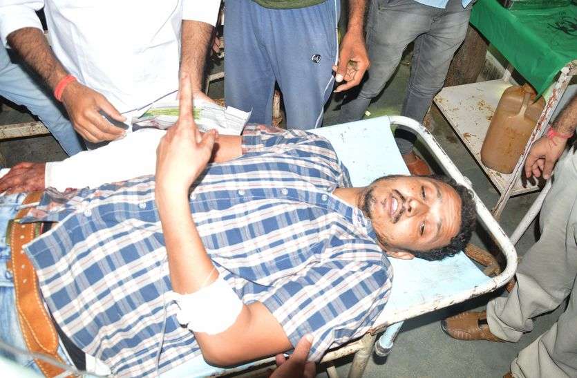 ठेका लूटकर भाग रहे बदमाशों ने युवक को गोली मारी, गंभीर हालत में जयपुर रेफर ठेका लूटकर भाग रहे बदमाशों ने युवक को मारी गोली, गंभीर हालत में जयपुर रेफर