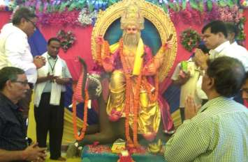 Adi Shilpi Vishwakarma worshiped in law and law in Singrauli कलकारखानों से लेकर व्यापारिक प्रतिष्ठानों तक में पूजे गए आदि शिल्पी विश्वकर्मा