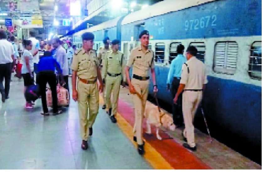 आतंकी संगठन ने 11 रेलवे स्टेशन और मंदिरों को बम से उड़ाने की दी धमकी, इंदौर स्टेशन पर चेकिंग आतंकी संगठन ने 11 रेलवे स्टेशन और मंदिरों को बम से उड़ाने की दी धमकी, इंदौर स्टेशन पर चेकिंग