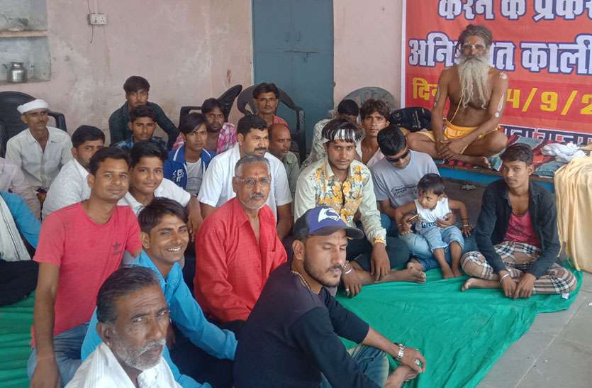 तय समय में नहीं हुए मूर्ति खंडित करने के आरोपी गिरफ्तार, ग्रामीण देंगे गांव के छतरी चौराहे पर धरना तय समय में नहीं हुए मूर्ति खंडित करने के आरोपी गिरफ्तार, ग्रामीण देंगे गांव के छतरी चौराहे पर धरना