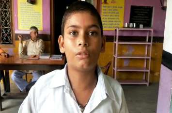 Teacher beaten student due to make a noise in class VIDEO: मामूली बात पर शिक्षक ने छात्र को बुरी तरह पीटा, हालत देखकर परिजनों ने उठाया ये कदम
